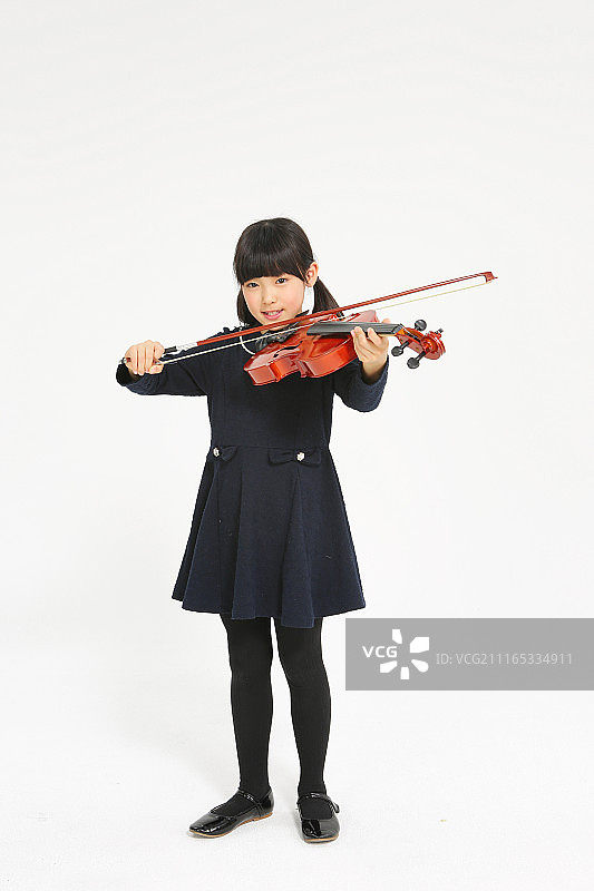 拉小提琴的年轻女人图片素材