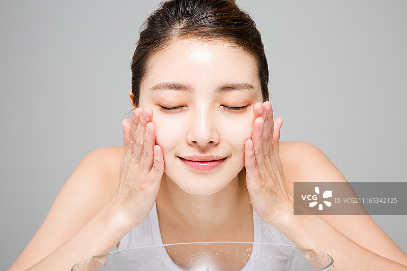 洗脸的女人图片素材