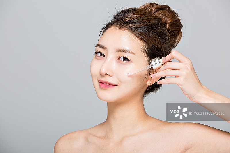 洗脸的女人图片素材