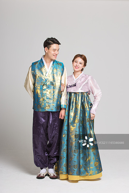 穿着韩服的夫妇图片素材