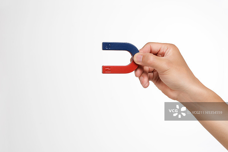 手拿磁铁图片素材