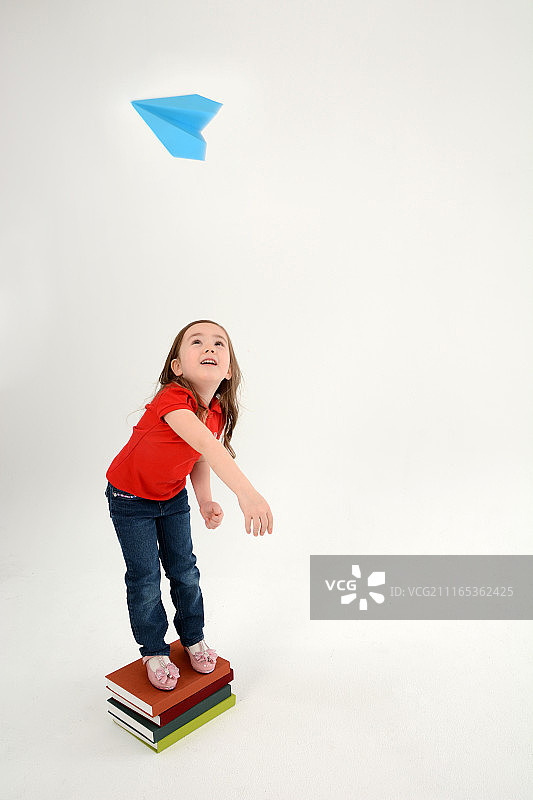 孩子们放飞纸飞机图片素材