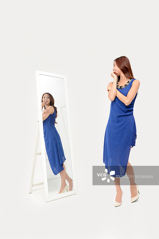 镜子中映出的女人图片素材