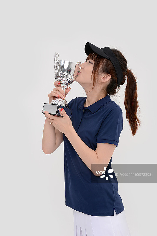 手持奖杯的女人图片素材