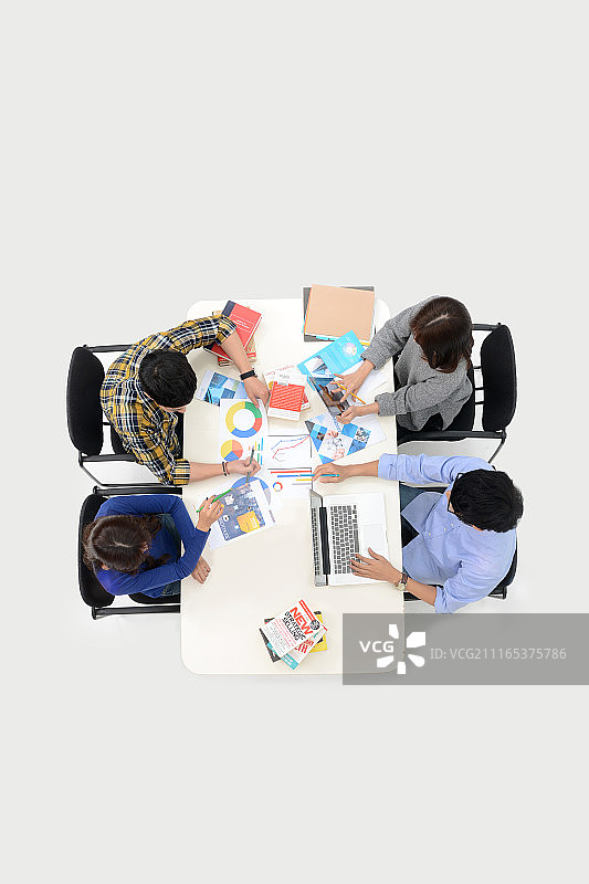 四个大学生图片素材