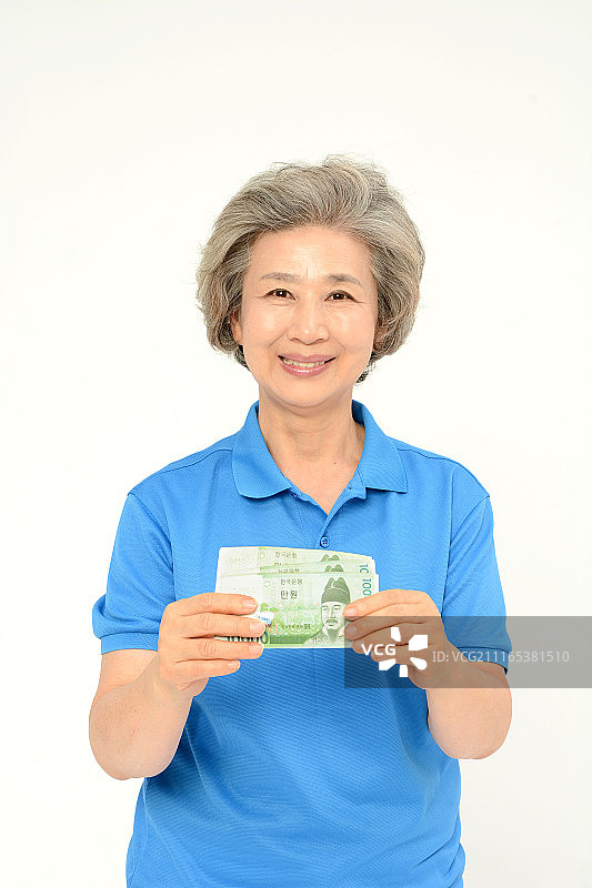 拿着钱的老人图片素材