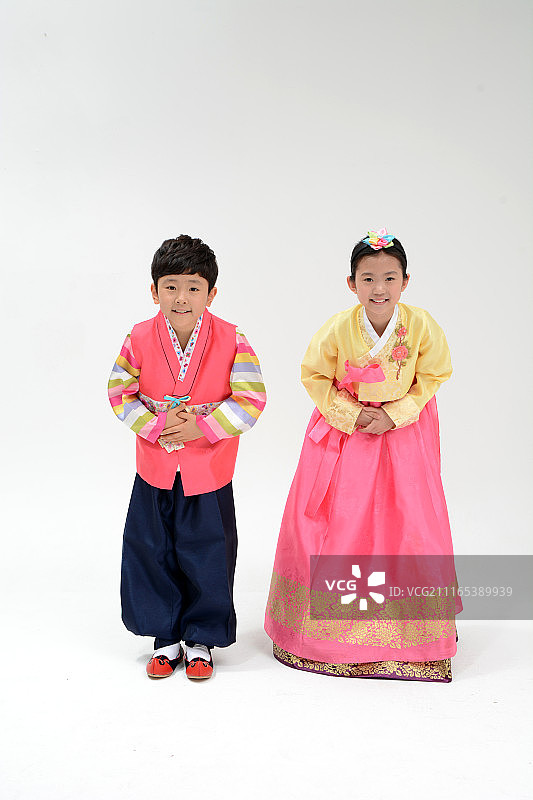 孩子们礼貌地鞠躬图片素材