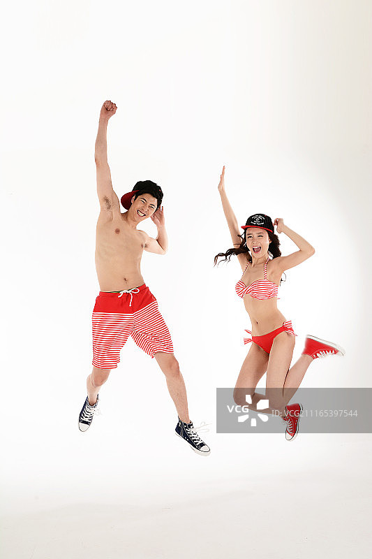 情侣们穿着夏日沙滩装图片素材