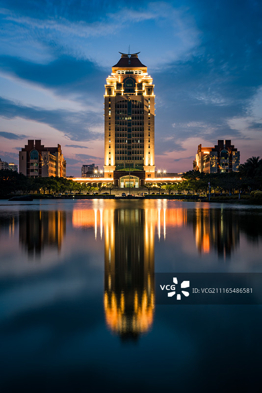 厦门城市风光夜幕十分的厦门大学颂恩楼图片素材