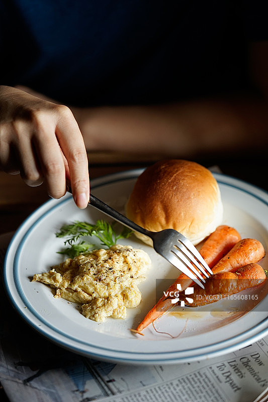 室内西式早餐胡萝卜炒蛋餐包图片素材