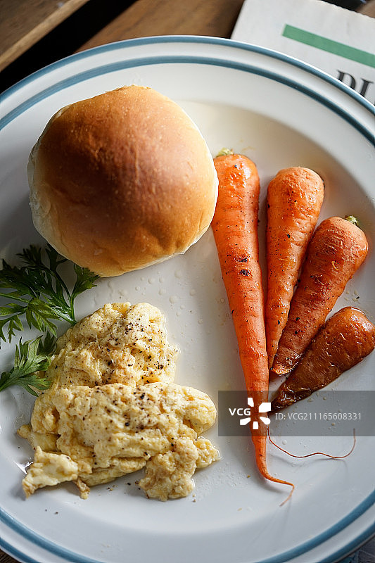 室内西式早餐胡萝卜餐包炒蛋图片素材