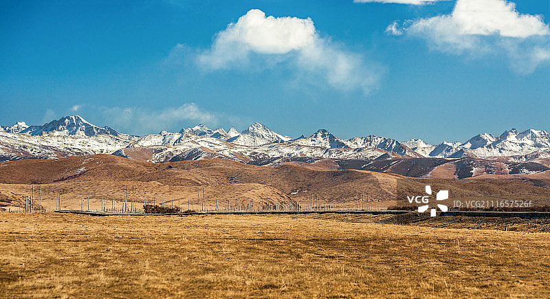 雪山下的公路图片素材