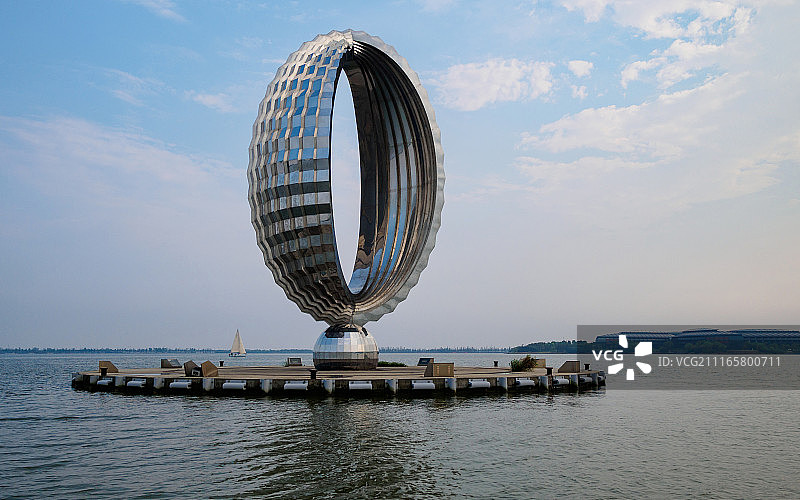 蓝天白云下的滴水湖湖心雕塑图片素材