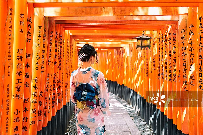 千本鸟居中穿浴衣的亚洲女性图片素材
