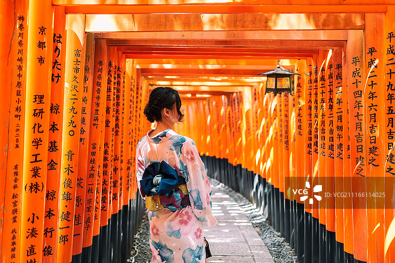 千本鸟居中穿浴衣的亚洲女性图片素材