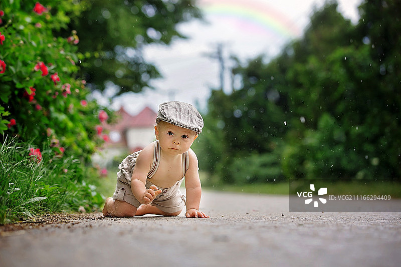 宝宝在院子里玩耍图片素材