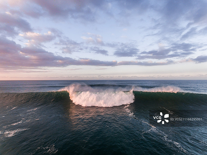 巨浪的鸟瞰图图片素材