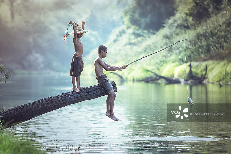 钓鱼的男孩图片素材