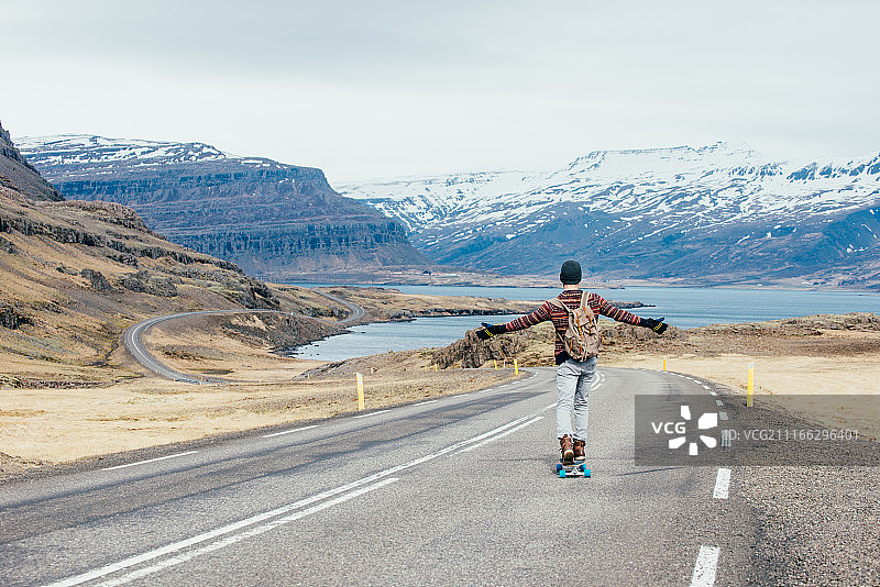 滑板爱好者在冰岛旅行图片素材