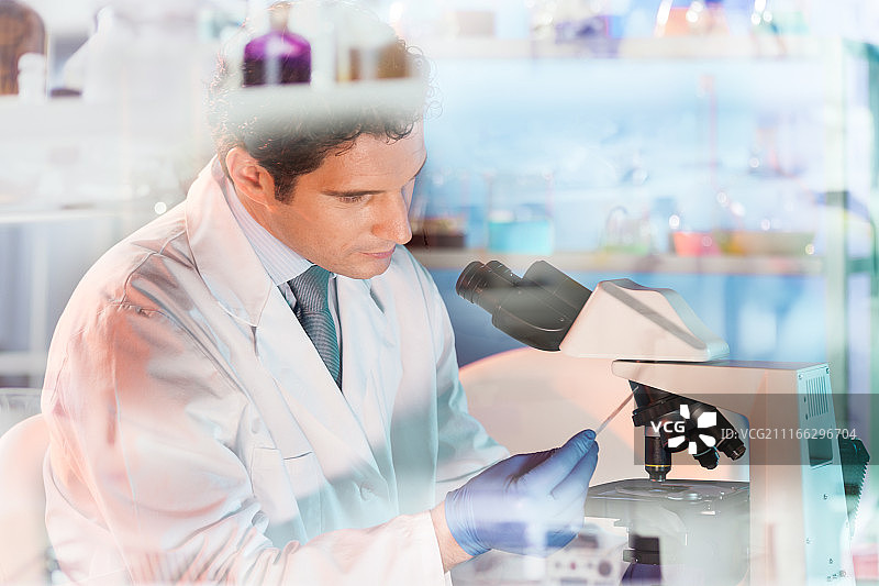 在实验室工作的男人图片素材