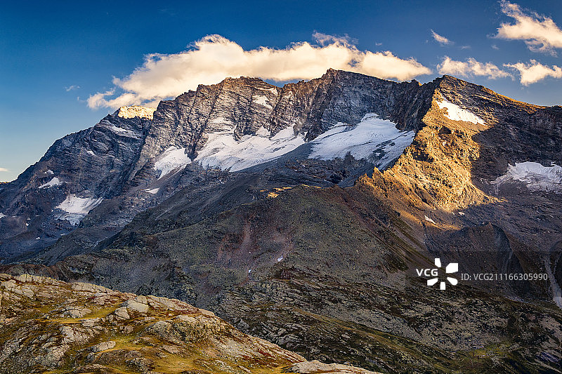 莱万内山峰的日落图片素材