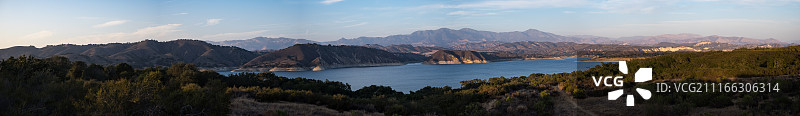 湖泊周边环境全景图片素材