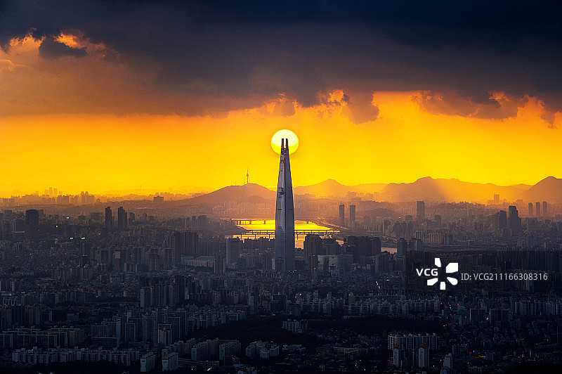 韩国首尔乐天世界购物中心的日落和美丽天空图片素材