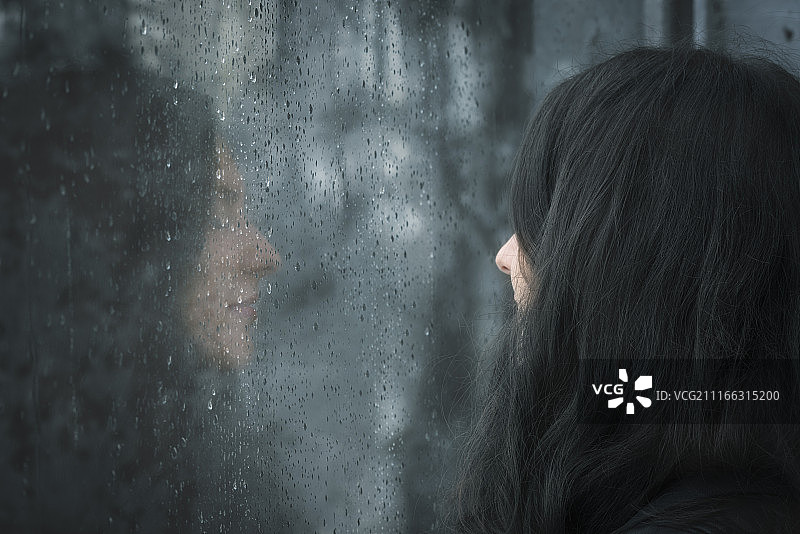 雨中窗边眺望的女人图片素材
