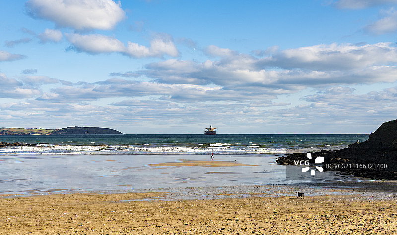 在英国康沃尔郡梅恩波斯海滩上的人们图片素材