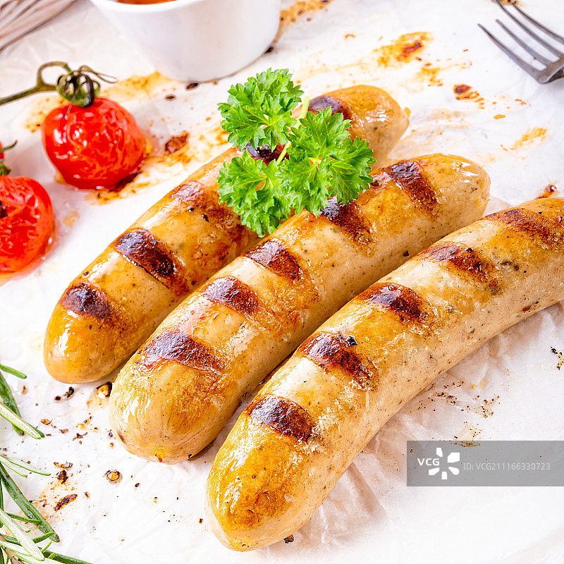 美味烤香肠配番茄酱和面包卷图片素材