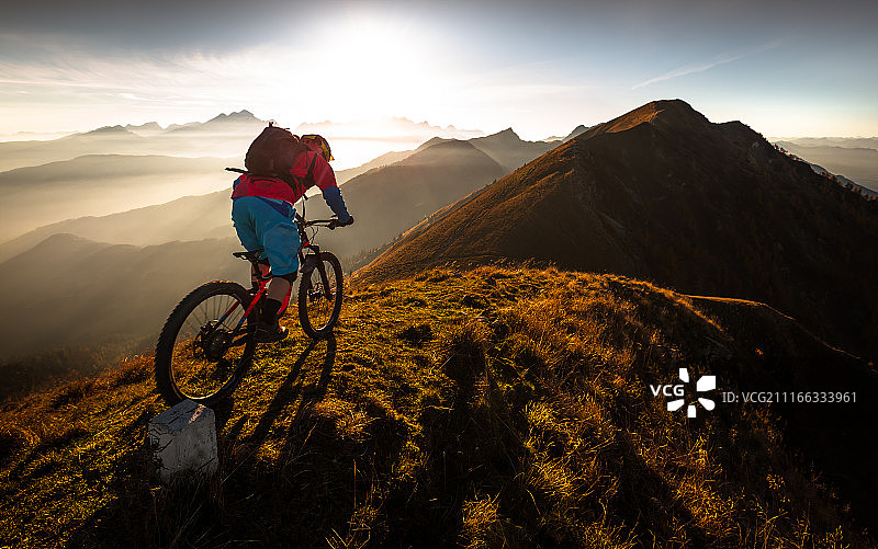 山地自行车骑行图片素材