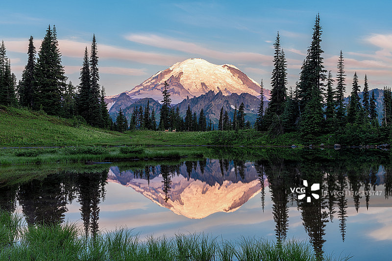 雷尼尔山和蒂普索湖图片素材
