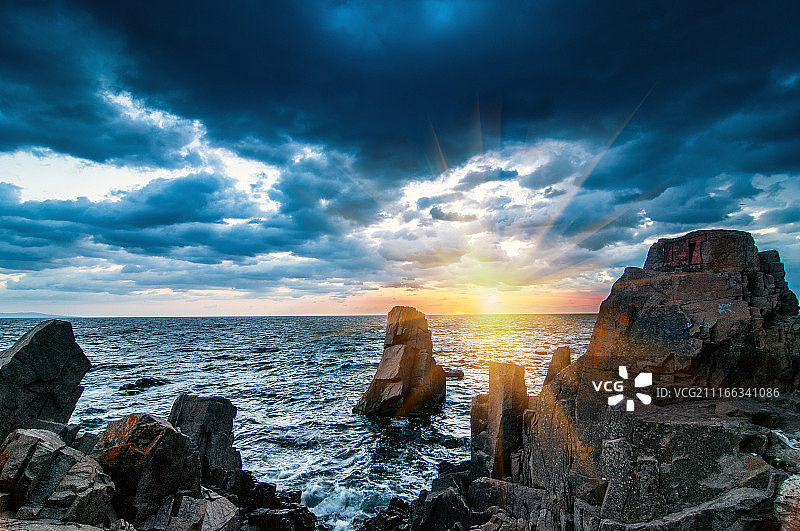 黑色海岸的日出图片素材