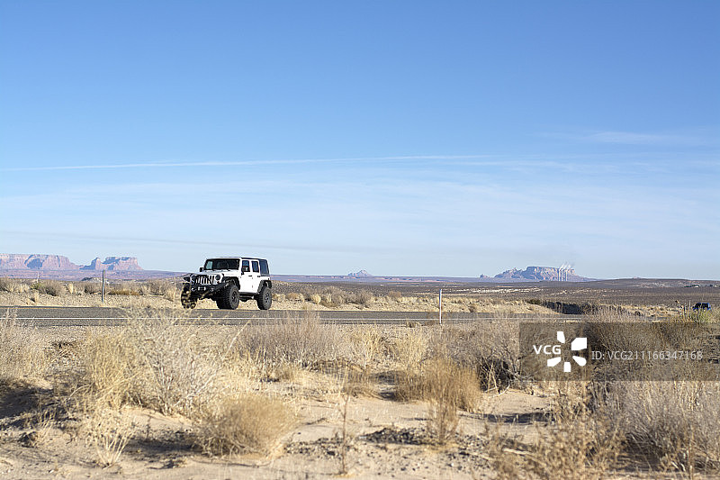 道路上的汽车景观图片素材