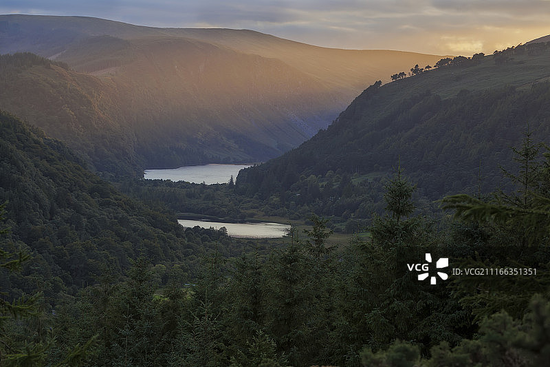 爱尔兰威克洛郡格兰达洛夫的两座湖泊图片素材