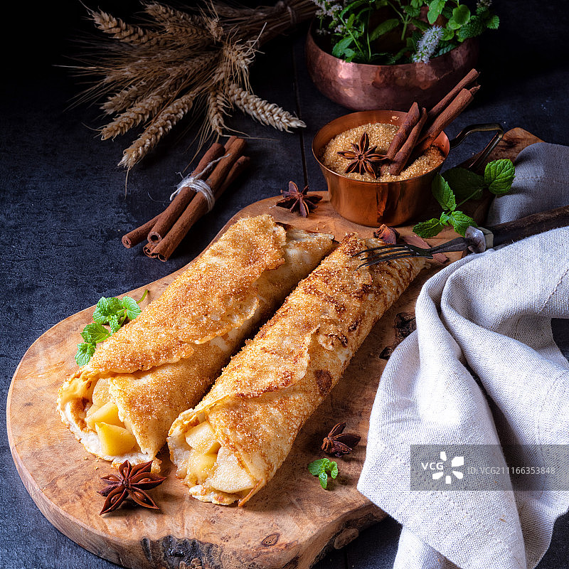 美味的秋季苹果肉桂煎饼图片素材