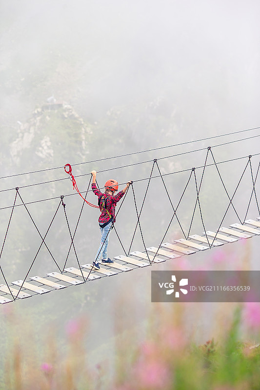 俄罗斯罗莎库塔山顶的绳索桥图片素材