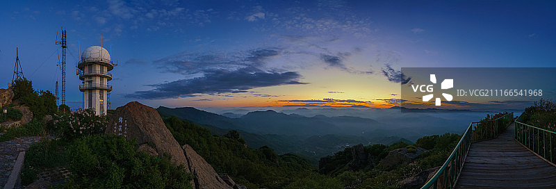 百花山顶的雷达站图片素材