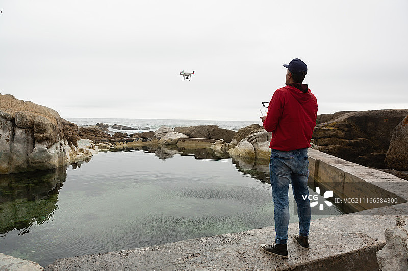 男人操作飞行无人机图片素材
