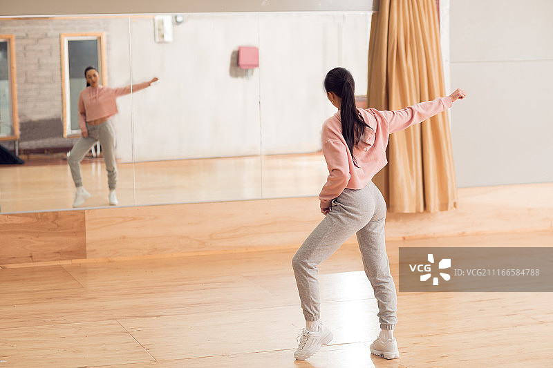 在舞蹈工作室跳舞的女人图片素材