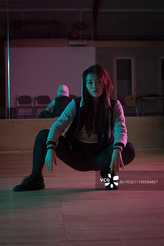 在舞蹈工作室跳舞的女人图片素材