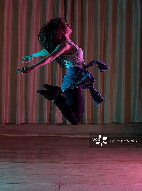 跳舞的女人站在舞蹈室里图片素材