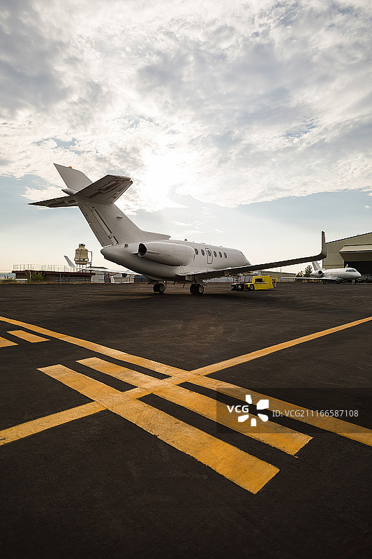 航站楼的带有手推车的私人飞机图片素材