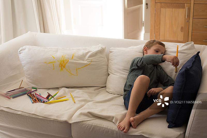 男孩在客厅里玩耍图片素材