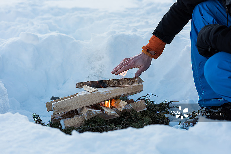 男人在冬天篝火旁取暖图片素材