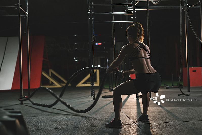 使用战绳锻炼的健壮女人图片素材