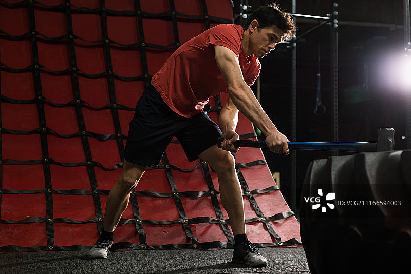 健身男人用大锤砸轮胎图片素材