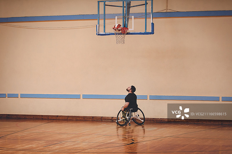 残疾男子在球场练习篮球图片素材