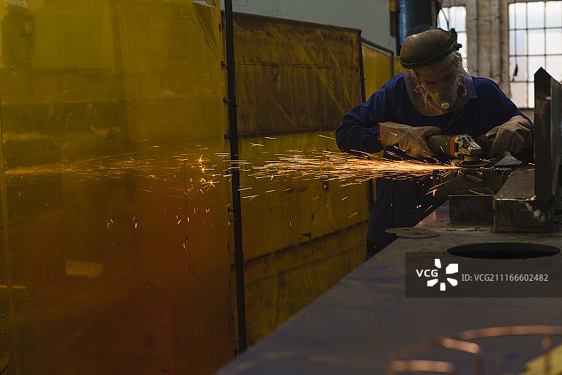 焊工修理船只部件图片素材