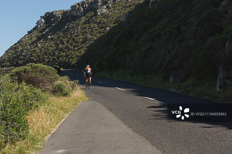 自行车手在道路上骑山地自行车图片素材